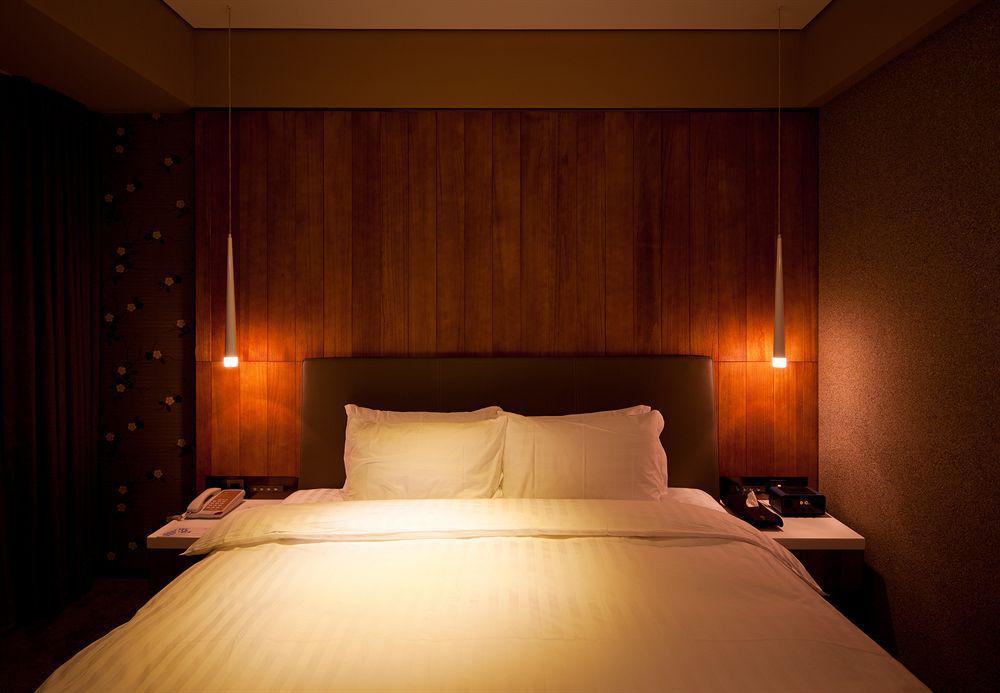 Home Hotel Taipei Bagian luar foto